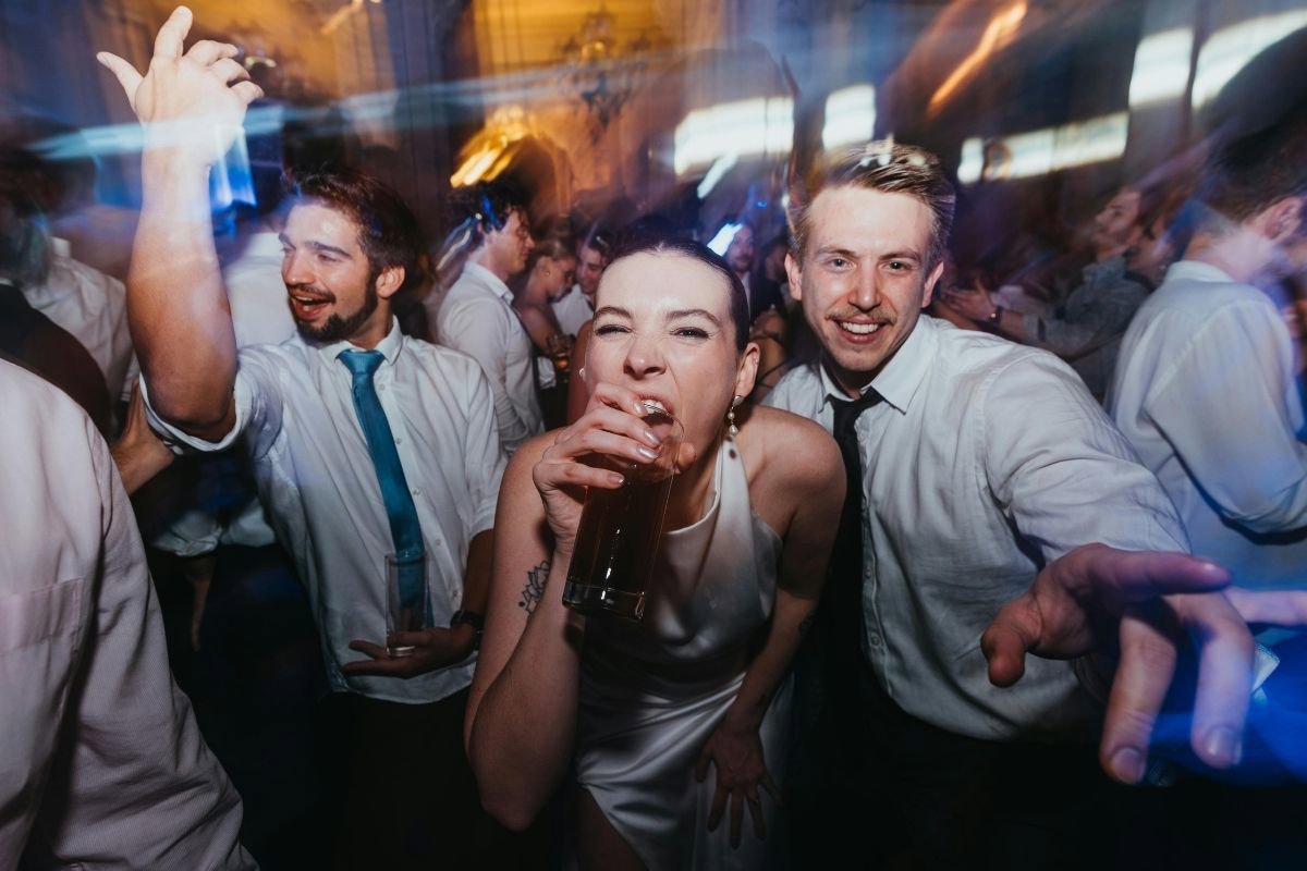 Waarom verschuiven jongvolwassenen van het nachtleven naar online casino’s?